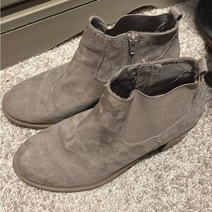Natural reflection light brown boots. Size 9